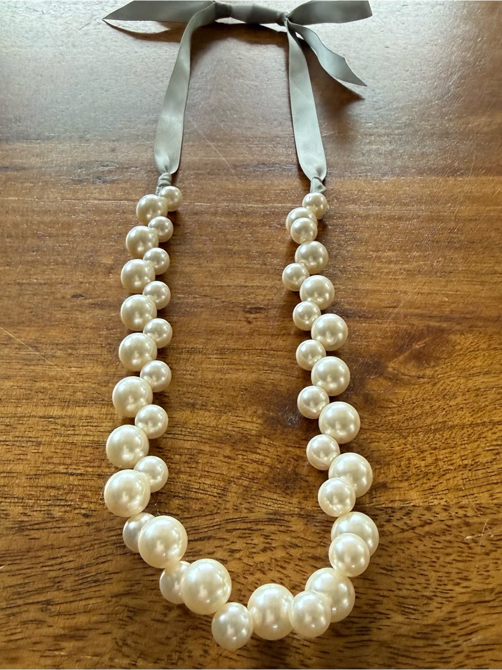 Faux pearl necklace - Picture 3 of 6